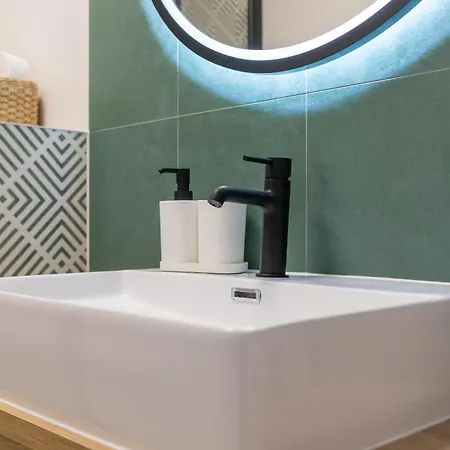 Tiny & Kleine Kilinskiego 17b - 2xtv, Playstation, Pralko-suszarka * シクラルスカ・ポレンバ